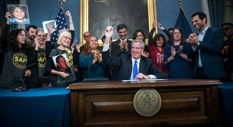 de Blasio signs master street design plan de Blasio signs master street design plan
