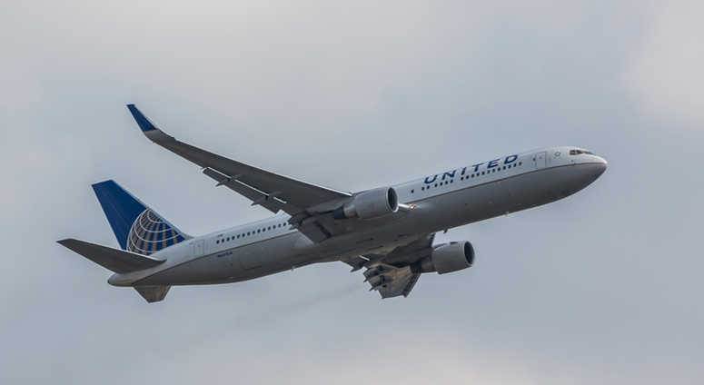 United Airlines plane © Gorgios - Dreamstime.com
