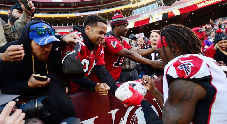 Julio Jones signs for Falcons fans at FedEx Field after a 38-14 win over the Redskins in Week 9 Redskins_Falcons_FedEx_Field