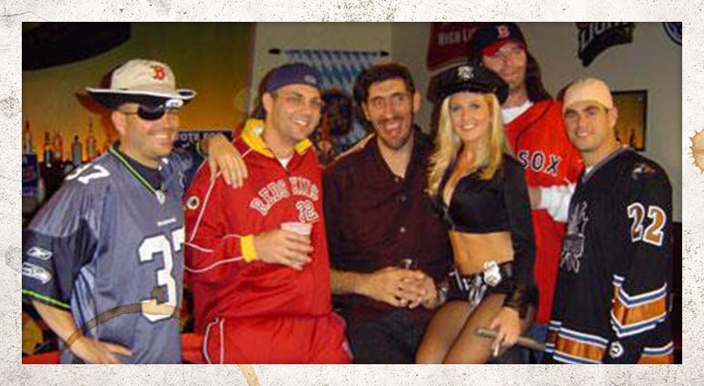 If there's one holiday The Junks know how to celebrate, it's Halloween! What in the world is Cakes' costume: pirate Shaun Alexander? Gheorghe Mureșan still smells better than Jordan.