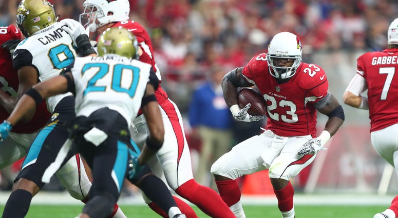 Adrian Peterson carries the ball for the Arizona Cardinals. Adrian_Peterson