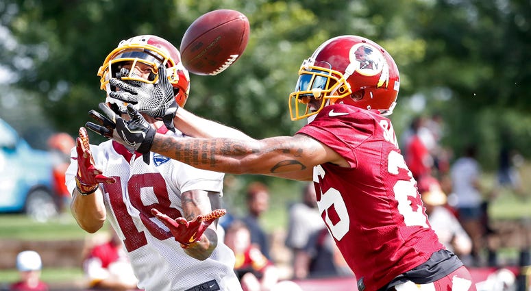 Orlando Scandrick defends a pass against Josh Doctson Orlando_Scandrick_Redskins