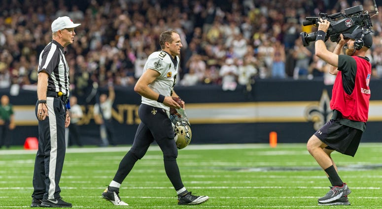 Officials stop the game so Drew Brees can celebrate passing record Drew_Brees_Record