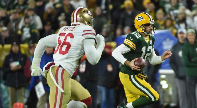 Reuben Foster pursues Packers QB Aaron Rodgers in an Oct. 2018 game Reuben_Foster