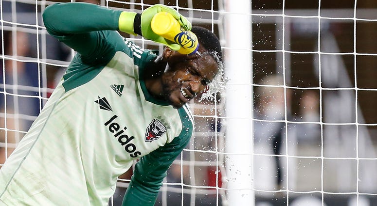 D.C. United goalkeeper Bill Hamid splashes himself with water in the second half of a playoff game. Bill_Hamid