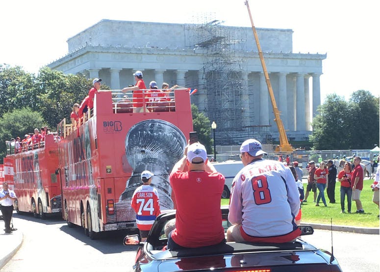 The parade begins, rounding past the Lincoln Memorial Junkies_Caps_Parade_Lincoln_Memorial
