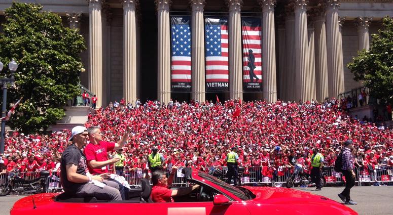 EB and JP stroll past the National Archives along the parade route EB_JP_Junkies_Nationals_Archives