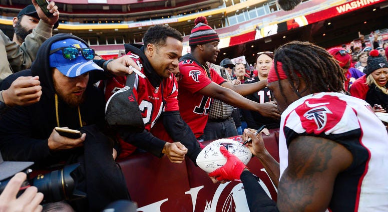 Julio Jones signs for Falcons fans at FedEx Field after a 38-14 win over the Redskins in Week 9 Redskins_Falcons_FedEx_Field