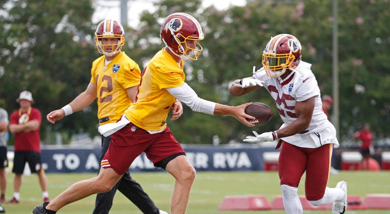Alex Smith hands off to Chris Thompson at Redskins training camp. Chris_Thompson