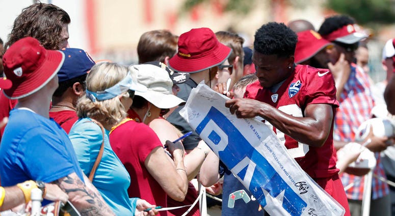 Redskins DB Danny Johnson signs autographs at training camp Danny_Johnson_Redskins