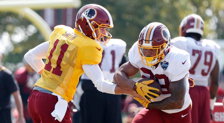 Redskins running back Derrius Guice takes the handoff from Alex Smith Derrius_Guice_Redskins