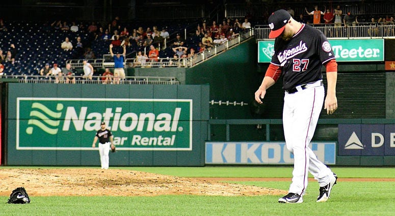 Shawn Kelley throws his glove as he gives up a homer in 25-4 win over Mets Shawn_Kelley_throws_glove