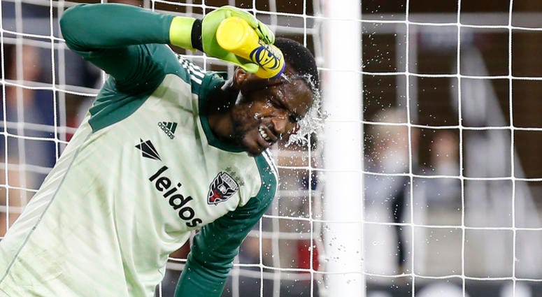 D.C. United goalkeeper Bill Hamid splashes himself with water in the second half of a playoff game. Bill_Hamid