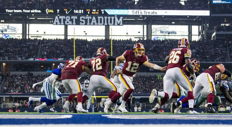 Washington Redskins runs the ball vs. Dallas. Redskins_Alex_Smith