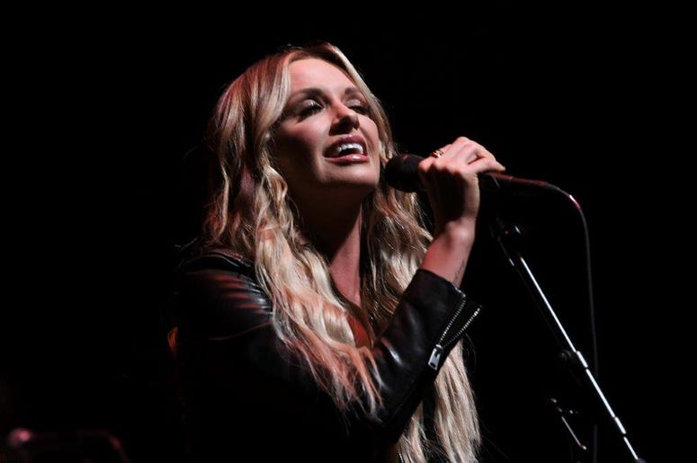 Carly Pearce sings at KISS Country 99.9 Stars & Guitars Carly Pearce at KISS Country 99.9 Stars & Guitars