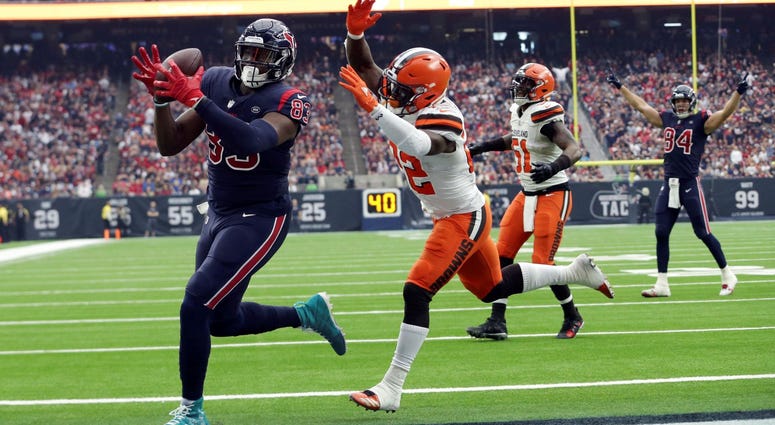 Houston Texans tight end Jordan Thomas (83) makes an 11-yard touchdown catch in front of Cleveland Browns free safety Jabrill Peppers (22) during the first half of an NFL football game, Sunday, Dec. 2, 2018, in Houston.