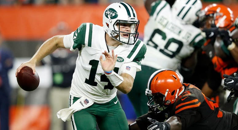 CLEVELAND, OH - SEPTEMBER 20: Sam Darnold #14 of the New York Jets avoids a tackle by Joe Schobert #53 of the Cleveland Browns during the fourth quarter at FirstEnergy Stadium on September 20, 2018 in Cleveland, Ohio. (Photo by Joe Robbins/Getty Images) CLEVELAND, OH - SEPTEMBER 20: Sam Darnold #14 of the New York Jets avoids a tackle by Joe Schobert #53 of the Cleveland Browns during the fourth quarter at FirstEnergy Stadium on September 20, 2018 in Cleveland, Ohio. (Photo by Joe Robbins/Getty Images)