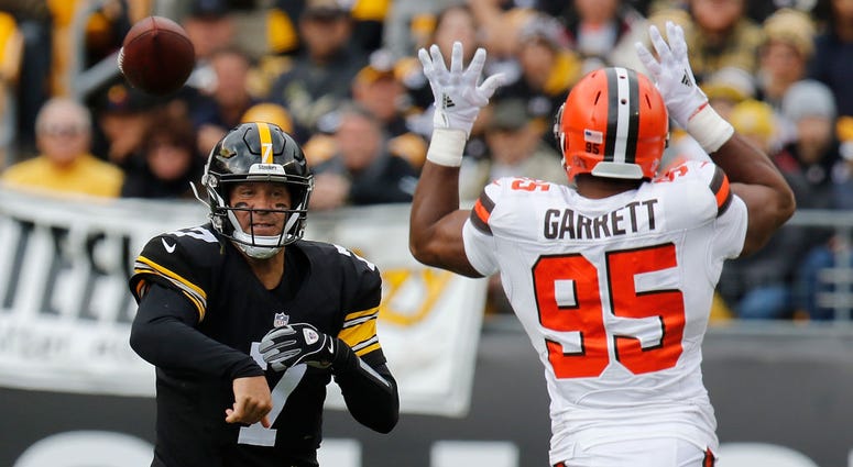 PITTSBURGH, PA - OCTOBER 28: Ben Roethlisberger #7 of the Pittsburgh Steelers attempts a pass as Myles Garrett #95 of the Cleveland Browns defends during the first half in the game at Heinz Field on October 28, 2018 in Pittsburgh, Pennsylvania. (Photo by PITTSBURGH, PA - OCTOBER 28: Ben Roethlisberger #7 of the Pittsburgh Steelers attempts a pass as Myles Garrett #95 of the Cleveland Browns defends during the first half in the game at Heinz Field on October 28, 2018 in Pittsburgh, Pennsylvania. (Photo by