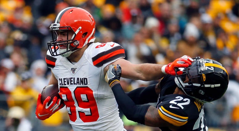 PITTSBURGH, PA - DECEMBER 01: Stephen Carlson #89 of the Cleveland Browns stiff arms Steven Nelson #22 of the Pittsburgh Steelers in the first half on December 1, 2019 at Heinz Field in Pittsburgh, Pennsylvania. (Photo by Justin K. Aller/Getty Images) PITTSBURGH, PA - DECEMBER 01: Stephen Carlson #89 of the Cleveland Browns stiff arms Steven Nelson #22 of the Pittsburgh Steelers in the first half on December 1, 2019 at Heinz Field in Pittsburgh, Pennsylvania. (Photo by Justin K. Aller/Getty Images)