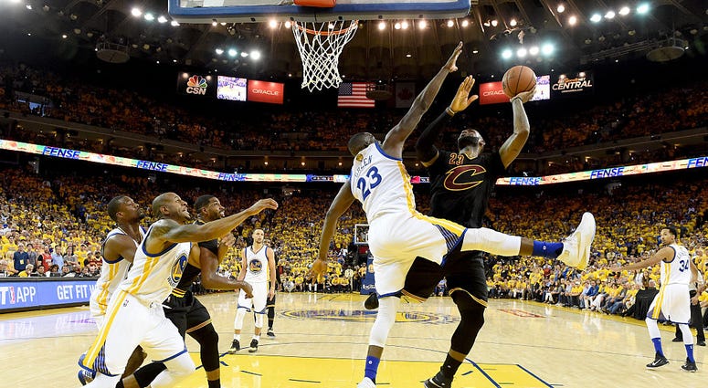 OAKLAND, CA - JUNE 19: LeBron James #23 of the Cleveland Cavaliers takes a shot against Draymond Green #23 of the Golden State Warriors in Game 7 of the 2016 NBA Finals at ORACLE Arena on June 19, 2016 in Oakland, California. NOTE TO USER: User expressly OAKLAND, CA - JUNE 19: LeBron James #23 of the Cleveland Cavaliers takes a shot against Draymond Green #23 of the Golden State Warriors in Game 7 of the 2016 NBA Finals at ORACLE Arena on June 19, 2016 in Oakland, California. NOTE TO USER: User expressly