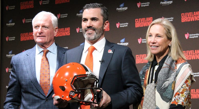 Kevin Stefanski with Dee and Jimmy Haslam