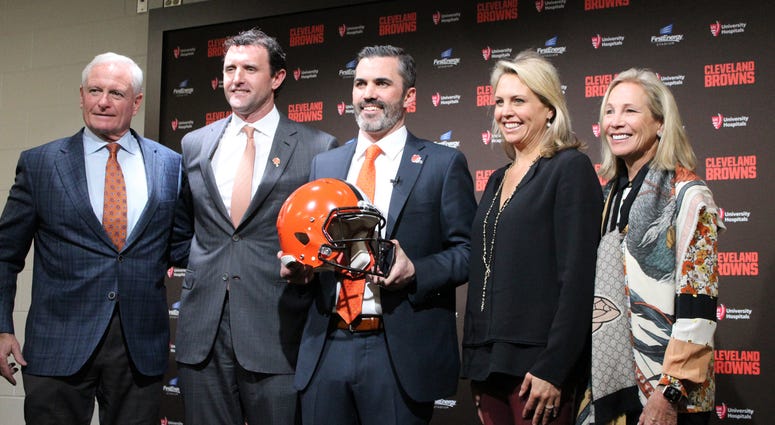 Kevin Stefanski with Dee and Jimmy Haslam