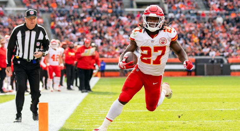 Kansas City Chiefs running back Kareem Hunt (27)