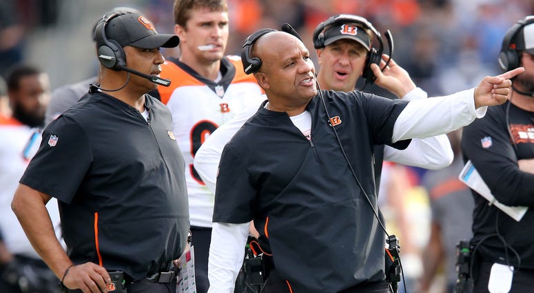 Cincinnati Bengals special assistant to the head coach Hue Jackson, right, points something out to Cincinnati Bengals head coach Marvin Lewis in the second quarter of the game against the Los Angeles Chargers