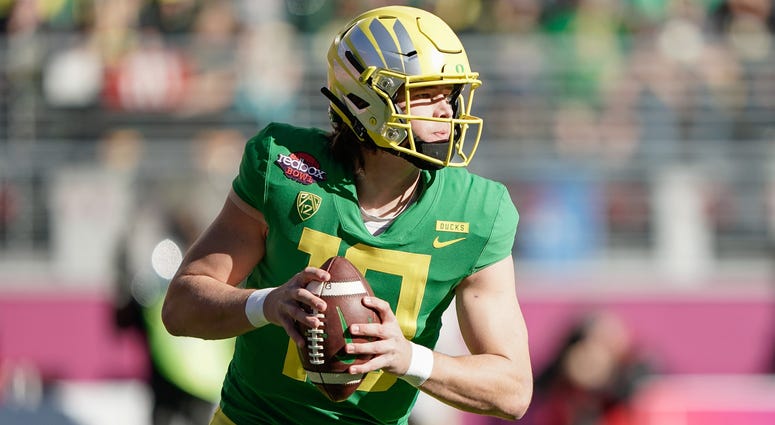 Dec 31, 2018; Santa Clara, CA, USA; Oregon Ducks quarterback Justin Herbert (10) looks to throw the football against the Michigan State Spartans during the first quarter at Levi's Stadium. Mandatory Credit: Stan Szeto-USA TODAY Sports Dec 31, 2018; Santa Clara, CA, USA; Oregon Ducks quarterback Justin Herbert (10) looks to throw the football against the Michigan State Spartans during the first quarter at Levi's Stadium. Mandatory Credit: Stan Szeto-USA TODAY Sports