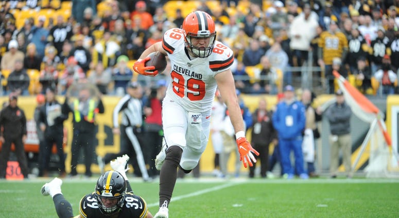 Dec 1, 2019; Pittsburgh, PA, USA; Cleveland Browns tight end Stephen Carlson (89) runs past Pittsburgh Steelers safety Minkah FGitzpatrick (39) during the first quarter at Heinz Field. Mandatory Credit: Philip G. Pavely-USA TODAY Sports Dec 1, 2019; Pittsburgh, PA, USA; Cleveland Browns tight end Stephen Carlson (89) runs past Pittsburgh Steelers safety Minkah FGitzpatrick (39) during the first quarter at Heinz Field. Mandatory Credit: Philip G. Pavely-USA TODAY Sports