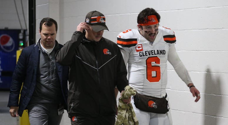 Cleveland Browns quarterback Baker Mayfield (6) returns to the locker room early after suffering an apparent injury to his hand against the Pittsburgh Steelers late in the second quarter at Heinz Field. Baker Mayfield Cleveland Browns Pittsburgh Steelers