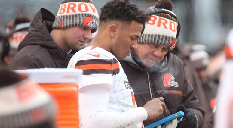 Dec 31, 2017; Pittsburgh, PA, USA; Cleveland Browns quarterback DeShone Kizer (7) looks at a tablet device with quarterbacks coach David Lee (right) on the sidelines against the Pittsburgh Steelers during the fourth quarter at Heinz Field. The Steelers wo