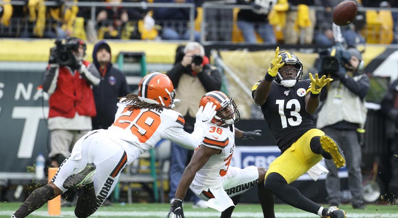 Pittsburgh Steelers wide receiver James Washington (13) catches a touchdown pass against Cleveland Browns defensive back T.J. Carrie (38) and defensive back Sheldrick Redwine (29) during the second quarter at Heinz Field. James Washington Pittsburgh Steelers Cleveland Browns