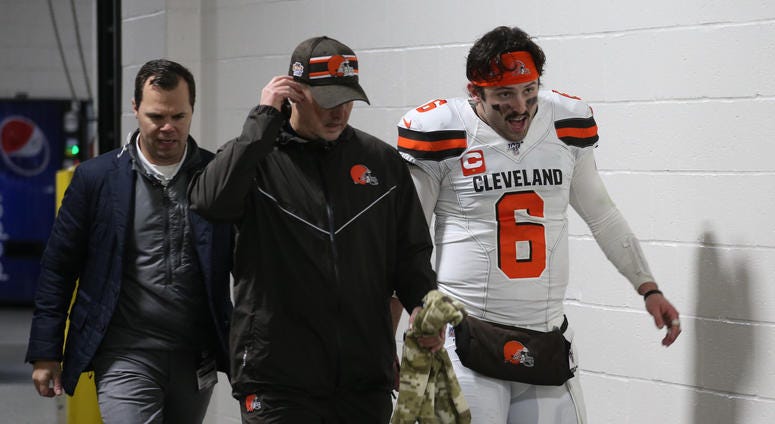 Cleveland Browns quarterback Baker Mayfield (6) returns to the locker room early after suffering an apparent injury to his hand against the Pittsburgh Steelers late in the second quarter at Heinz Field. Baker Mayfield Cleveland Browns Pittsburgh Steelers