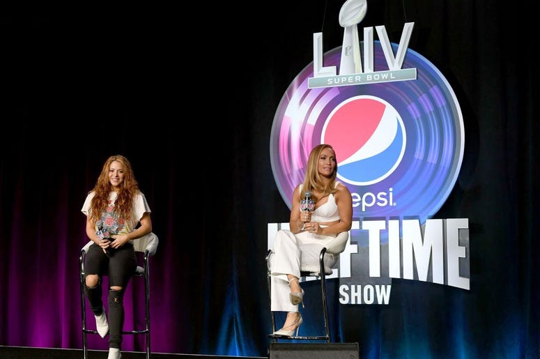 Shakira y JLo hablando sobre el Show de Medio Tiempo Rueda de prensa show de Medio Tiempo