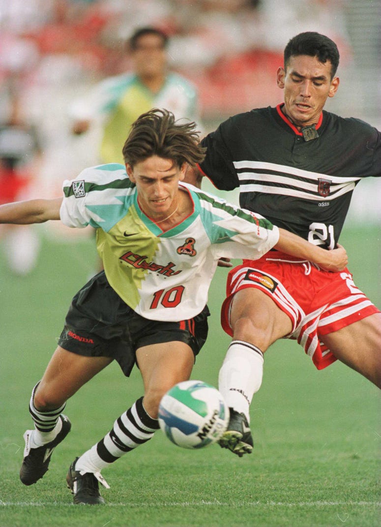 Victor Mella de San Jose Clash y Raul Diaz Arce del D.C. United en 1996 Partido inaugural 04/06/96