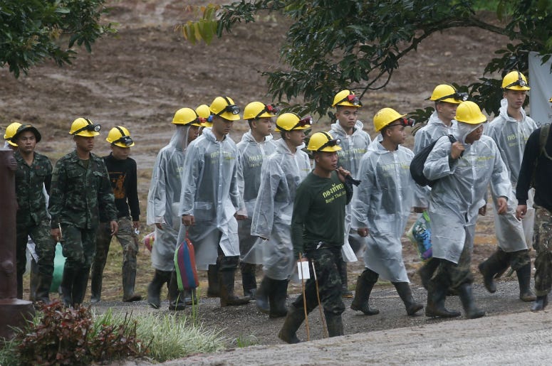Rescatistas caminan hacia la entrada de un complejo de cuevas donde todavía hay cinco personas atrapadas, en el inicio de la tercera jornada de rescate, en Mae Sai, en la provincia de Chiang Rai, en el norte de Tailandia, el 10 de julio de 2018. (AP Foto/ Rescatistas caminan hacia la entrada de un complejo de cuevas donde todavía hay cinco personas atrapadas, en el inicio de la tercera jornada de rescate, en Mae Sai, en la provincia de Chiang Rai, en el norte de Tailandia, el 10 de julio de 2018. (AP Foto/