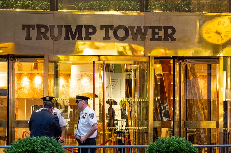 La policía investiga denuncias de la presencia de un "objeto sospechoso" en la Trump Tower el 27 de julio del 2018. Antes de las elecciones del 2016 el edificio fue escenario de un encuentro de Donald Trump hijo y otros allegados a su padre, hoy president La policía investiga denuncias de la presencia de un "objeto sospechoso" en la Trump Tower el 27 de julio del 2018. Antes de las elecciones del 2016 el edificio fue escenario de un encuentro de Donald Trump hijo y otros allegados a su padre, hoy president