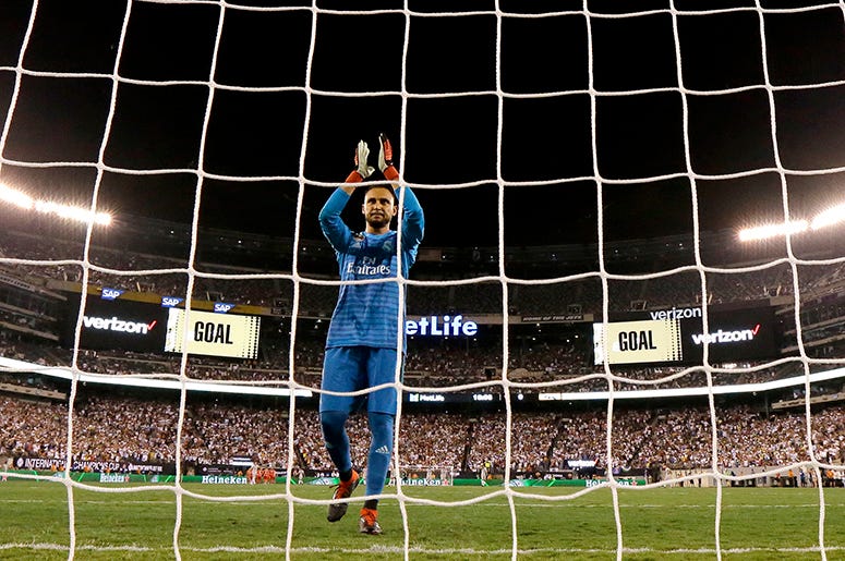 Keylor Navas festeja un gol de Gareth Bale en un partido de pretemporada entre Real Madrid y Roma en East Rutherford, Nueva Jersey, el 7 de agosto del 2018. El costarricense pelea la titularidad de la portería del club merengue con Thibault Courtois, reci Keylor Navas festeja un gol de Gareth Bale en un partido de pretemporada entre Real Madrid y Roma en East Rutherford, Nueva Jersey, el 7 de agosto del 2018. El costarricense pelea la titularidad de la portería del club merengue con Thibault Courtois, reci