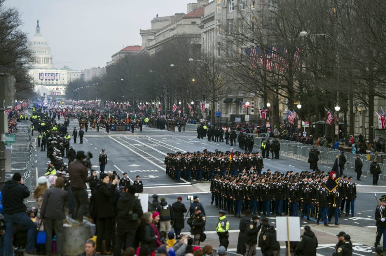 En esta fotografía de archivo del viernes 20 de enero de 2017, unidades militares participan en el desfile inaugural de la presidencia de Donald Trump desde el Capitolio a la Casa Blanca en Washington. En esta fotografía de archivo del viernes 20 de enero de 2017, unidades militares participan en el desfile inaugural de la presidencia de Donald Trump desde el Capitolio a la Casa Blanca en Washington.