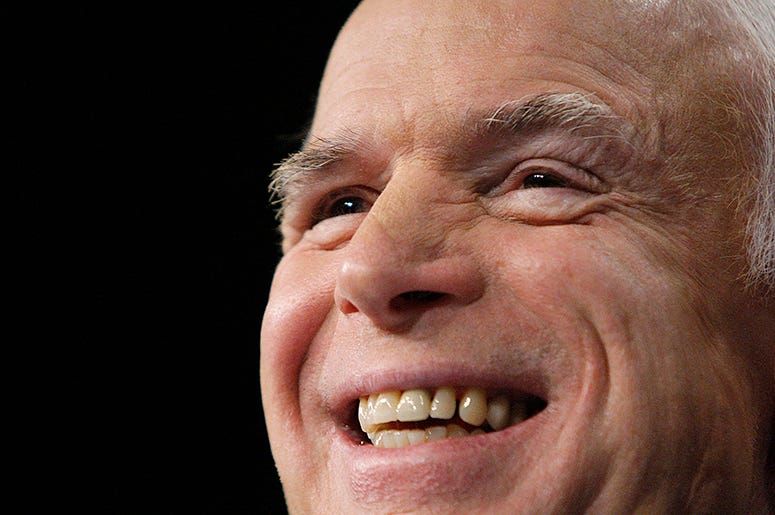 Esta foto de archivo del 27 de octubre del 2008 muestra al candidato presidencial republicano, John McCain, senador por Arizona, habalndo en un mitín en Pottsville, Pensilvania. Esta foto de archivo del 27 de octubre del 2008 muestra al candidato presidencial republicano, John McCain, senador por Arizona, habalndo en un mitín en Pottsville, Pensilvania.