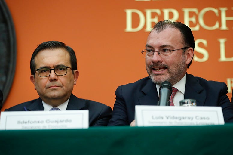 El secretario mexicano de Relaciones Exteriores, Luis Videgaray, a la derecha, y el secretario de Economía, Ildefonso Guajardo, a la izquierda, participan en una conferencia de prensa en la embajada mexicana en Washington, el lunes 27 de agosto de 2018. El secretario mexicano de Relaciones Exteriores, Luis Videgaray, a la derecha, y el secretario de Economía, Ildefonso Guajardo, a la izquierda, participan en una conferencia de prensa en la embajada mexicana en Washington, el lunes 27 de agosto de 2018.