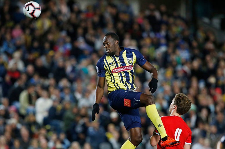 El jamaiquino Usain Bolt se eleva en un remate de cabeza durante un partido amistoso entre su club Central Coast Mariners y el equipo amateur Central Coast Select en Gosford, Australia, el viernes 31 de agosto de 2018. El jamaiquino Usain Bolt se eleva en un remate de cabeza durante un partido amistoso entre su club Central Coast Mariners y el equipo amateur Central Coast Select en Gosford, Australia, el viernes 31 de agosto de 2018.