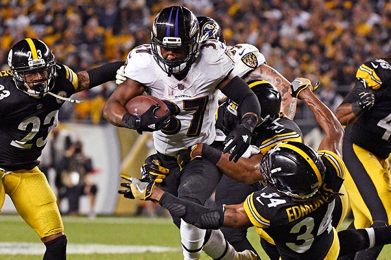 Javorius Allen, corredor de los Ravens de Baltimore, elude a Terrell Edmunds, de los Steelers de Pittsburgh, durante la segunda mitad del encuentro disputado el domingo 30 de septiembre de 2018 Javorius Allen, corredor de los Ravens de Baltimore, elude a Terrell Edmunds, de los Steelers de Pittsburgh, durante la segunda mitad del encuentro disputado el domingo 30 de septiembre de 2018