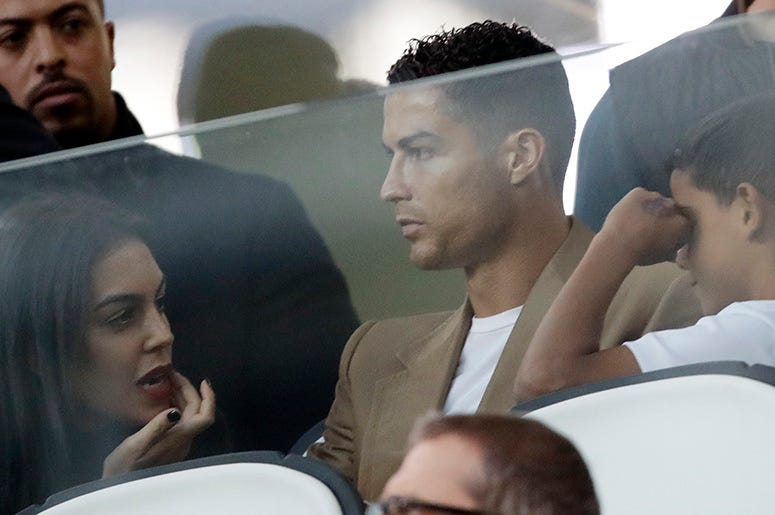 ARCHIVO - Foto de archivo, 2 de octubre de 2018, del delantero de la Juventus Cristiano Ronaldo con su novia Georgina y su hijo Cristiano durante un partido por la Copa de Campeones en el estadio Allianz de Turín. Cristiano Ronaldo ha sido suspendido de l ARCHIVO - Foto de archivo, 2 de octubre de 2018, del delantero de la Juventus Cristiano Ronaldo con su novia Georgina y su hijo Cristiano durante un partido por la Copa de Campeones en el estadio Allianz de Turín. Cristiano Ronaldo ha sido suspendido de l