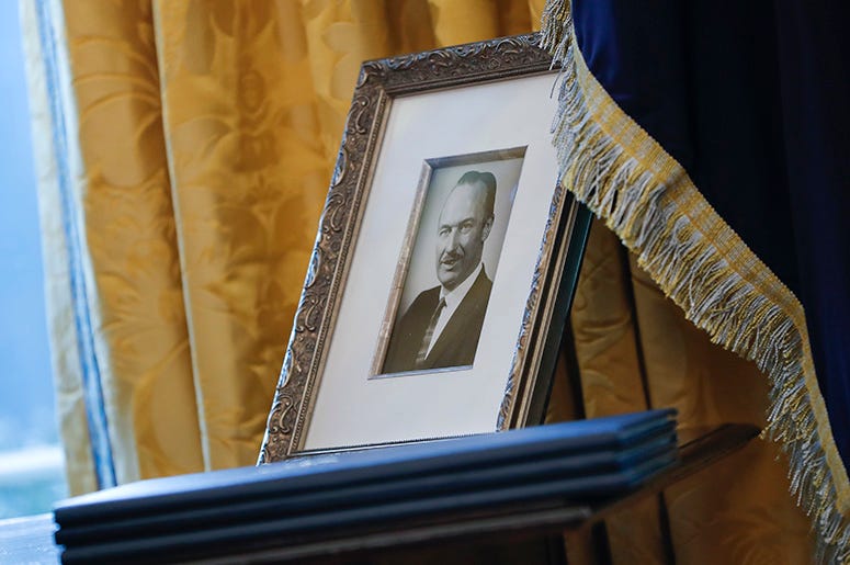 La foto de archivo del 9 de febrero de 2017 muestra un retrato de Fred Trump, padre del presidente Donald Trump y tres decretos sin firmar en la Oficina Oval de la Casa Blanca, Washington. Expertos dicen que el presidente podría tener que pagar millones e La foto de archivo del 9 de febrero de 2017 muestra un retrato de Fred Trump, padre del presidente Donald Trump y tres decretos sin firmar en la Oficina Oval de la Casa Blanca, Washington. Expertos dicen que el presidente podría tener que pagar millones e