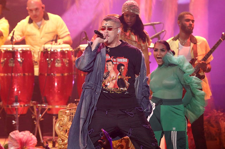 Bad Bunny interpreta "I Like It" durante la ceremonia de los American Music Awards, el martes 9 de octubre del 2018 en el Teatro Microsoft en Los Angeles. Bad Bunny interpreta "I Like It" durante la ceremonia de los American Music Awards, el martes 9 de octubre del 2018 en el Teatro Microsoft en Los Angeles.