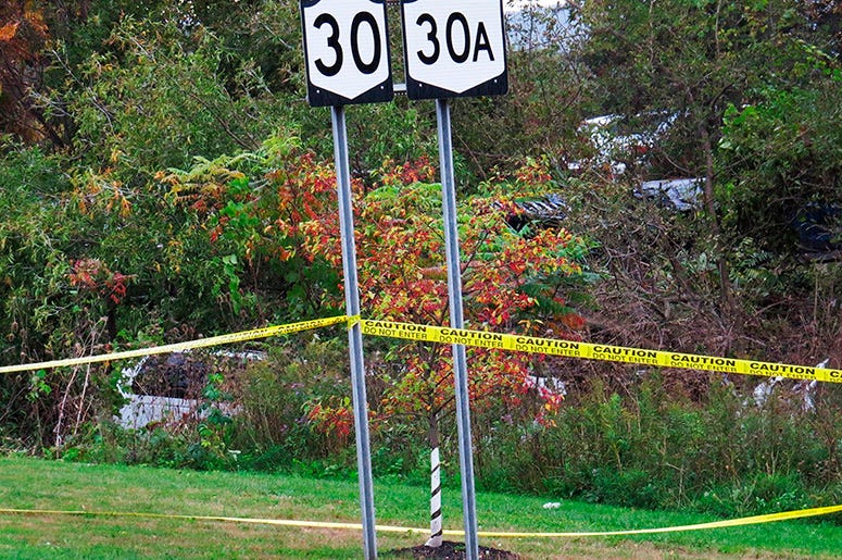 En esta foto de archivo del 6 de octubre de 2018, una limusina, izquierda, se ha estrellado en un bosque tras un choque fatal en Schoharie, Nueva York, EEUU En esta foto de archivo del 6 de octubre de 2018, una limusina, izquierda, se ha estrellado en un bosque tras un choque fatal en Schoharie, Nueva York, EEUU