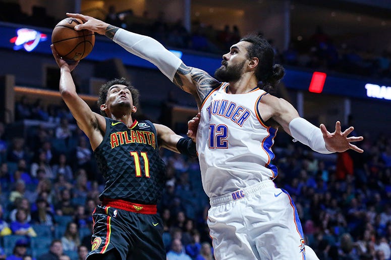 En esta foto del 7 de octubre de 2018, el centro Steven Adams del Thunder de Oklahoma City tapa el disparo de Trae Young de los Hawks de Atlanta. En esta foto del 7 de octubre de 2018, el centro Steven Adams del Thunder de Oklahoma City tapa el disparo de Trae Young de los Hawks de Atlanta.
