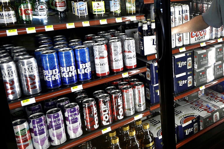 En esta fotografía de archivo del 19 de abril de 2017, se observa un refrigerador de cervezas atrás de un mostrador de una tienda en Sheridan, Indiana. En esta fotografía de archivo del 19 de abril de 2017, se observa un refrigerador de cervezas atrás de un mostrador de una tienda en Sheridan, Indiana.